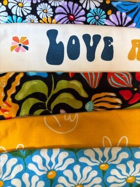 NWT Love and Joy Paperless Towel 10 count w/5 Funky patterns in set Peace Floral